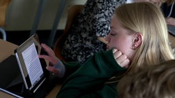 Schülerin arbeitet im Klassenzimmer einem Laptop