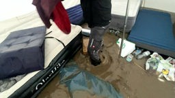Im überschwemmten Zelt steht das Wasser knietief