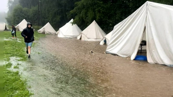 An den Zelten des Zeltlagers Sundern hat sich ein Fluss gebildet