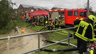 Feuerewehrleute an einem Bachdamm in Nienberge