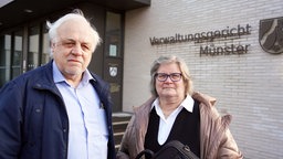 Die Kläger Hendrik Sikma und Brigitte Nijs stehen vor dem Eingang des Verwaltungsgerichtes in Münster. 