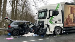Der Unfall eines grauen Kleinwagens mit Totalschaden und eines Lkws