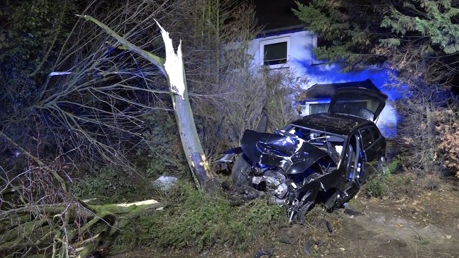 Schwerer Unfall: Auto Landet Im Garten - Westfalen-Lippe - Nachrichten ...