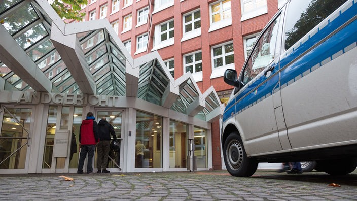 Polizeifahrzeug steht vor dem Eingang des Landgerichts Münster