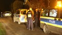 Polizisten am Tatort nach einem versuchten Tötungsdelikt in Rödinghausen
