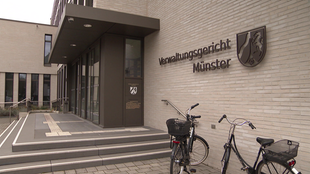 Eingang des Verwaltungsgerichts Münster mit zwei Fahrrädern