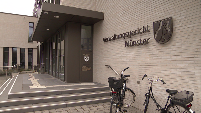 Eingang des Verwaltungsgerichts Münster mit zwei Fahrrädern