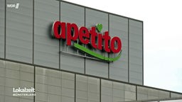 Eine Fabrikhalle des Unternehmens "Apetito" mit dem in rot geschriebenen Firmennamen darauf. 