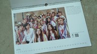Kalender mit Fotos von Menschen auf der Flucht