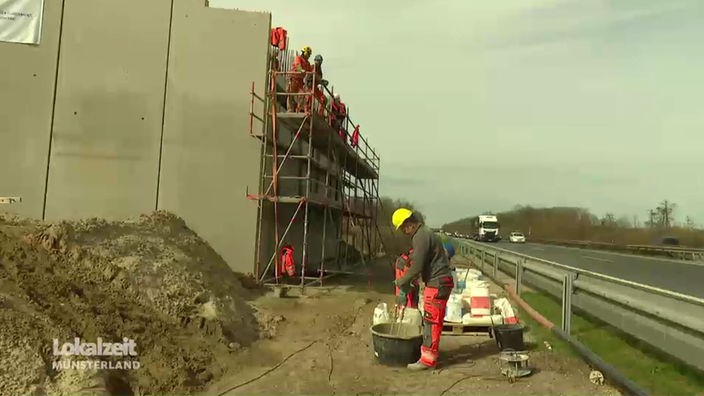 Ein Bauarbeiter vor den Grundfeilern der neuen Autobahnbrücke.