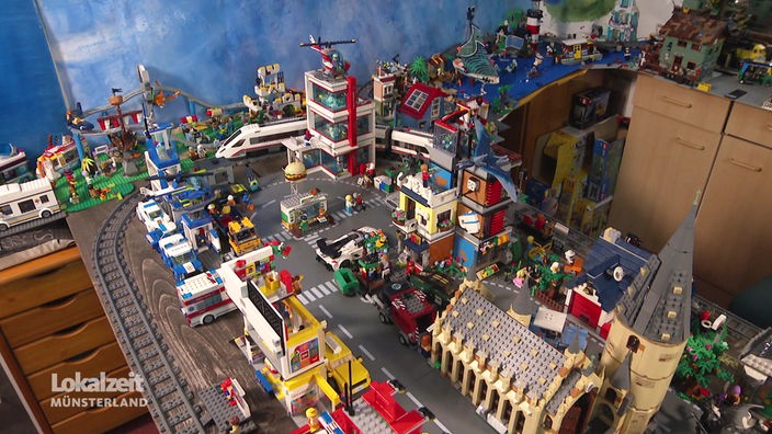 Eine Stadt, gebaut aus Lego auf einem Tisch. 