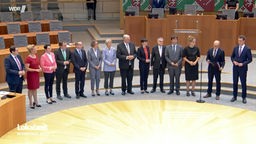 Das neue Kabinett der Landesregierung NRW, sechs Frauen und sieben Männer, werden von einem weiteren Mann vereidigt. 