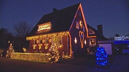 Ein beleuchtetes Haus zu Weihnachten.
