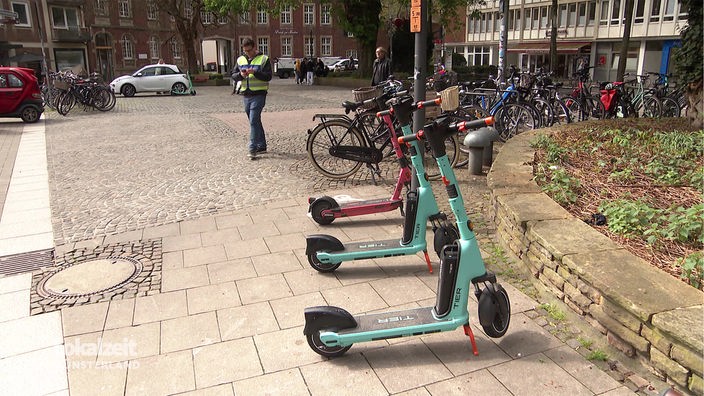 E-Scooter auf ihren festen Stellplätzen in der Innenstadt in Münster.