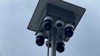 Ein Mast mit vier Überwachungskameras