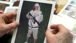Foto von einem Mann mit Waffe in der Hand