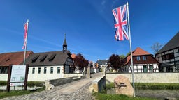 Schlosses Benkhausen mit gehissten Englandflaggen. 