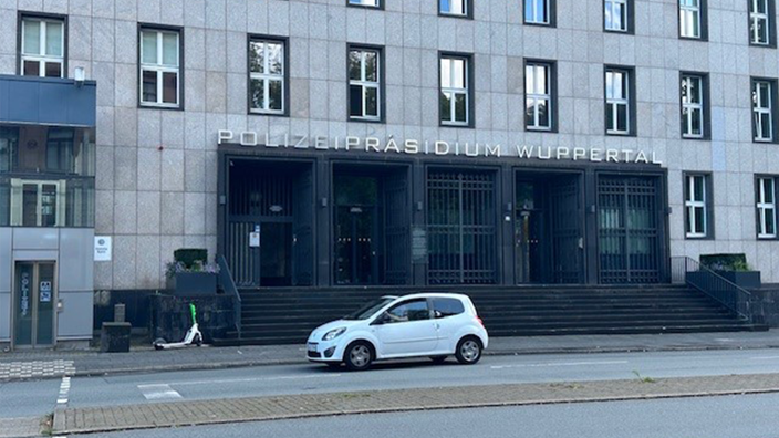 Weißes Auto steht vor dem Polizeipräsidium Wuppertal.