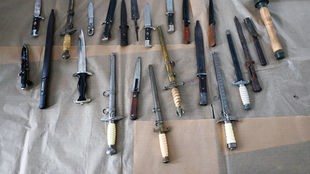 Nebeneinander liegende Messer, die in der Wohnung gefunden wurden 