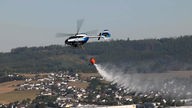 Ein Hubschrauber ist im Einsatz: Die Nachlöscharbeiten laufen