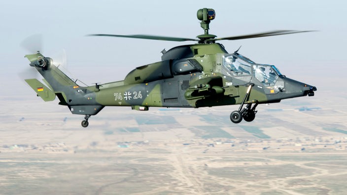 Der Bundeswehr-Kampfhubschrauber "Tiger" in der Luft über Afghanistan