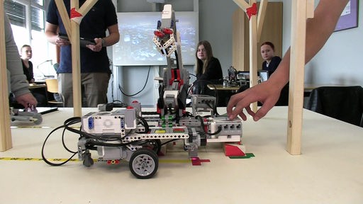 Ein Roboter wird im Unterricht vorgeführt. 