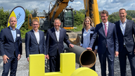 Das Foto zeigt Vertreter von Open Grid Europe mit NRW-Ministerpräsident Hendrik Wüst bei der Grundsteinlegung eines Trainingszentrums für Wasserstoffleitungen