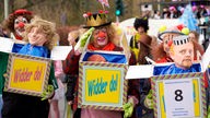 Drei Personen in Clows--Kostüm beim Billerbecker Karnevalsumzug
