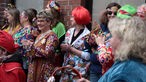 Mehrere Frauen im Karnevalskostüm