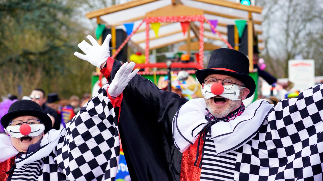 Zwei Personen in Clowns-Kostüm beim Billerbecker Karnevalsumzug
