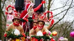 Ein Karnevalswagen mit einer Weihnachtsfrau und 3 Rentieren