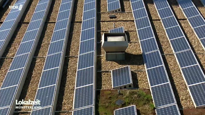 Solaranlagen auf einem Dach.