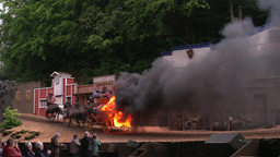 Eine brennende Kutsche bei den Karl-May Festspielen in Elspe