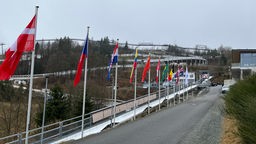 Gehisste Flaggen an der Bobbahn