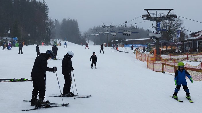 Auf den Sauerländer Skipisten in Winterberg und Willingen endet das wohl letzte Wintersportwochenende der Saison.
