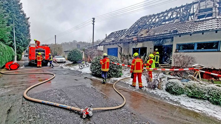 Feuerwehr im Einsatz bei einem Wohnhausbrand in Kreuztal