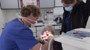 Zahnarzt behandelt eine Patientin
