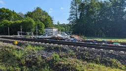 Der demolierte Wohnwagen am Bahnübergang in Arnsberg