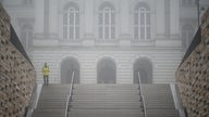 Nieselregen in Wuppertal, ein Mann mit Regenjacke geht die Treppen runter