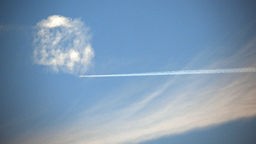 Ein Flugzeug fliegt zwischen den Wolken