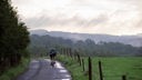 Radfahrer durch Regenpfützen im  Bergische Land