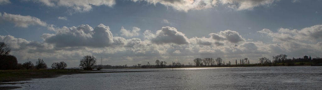 Wolken und Sonne sind über dem Rhein bei Düsseldorf-Urdenbach ( NRW ) zu sehen.