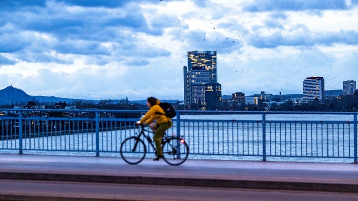 Ein Fahrradfahrer fährt auf der Kennedybrücke in Bonn