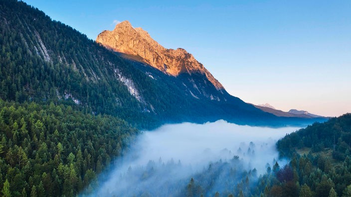 Wettersteinspitze und Nebel über Ferchenseehöhe bei Sonnenaufgang, bei Mittenwald, Luftbild, Werdenfelser Land, Wettersteingebirge, Oberbayern