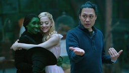 Cynthia Erivo und Ariana Grande mit Regisseur Jon M. Chu am Set des Films "Wicked"