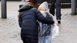 Ein Kind wird nach der Amoktat an der Wilhelm-Dörpfeld-Schule in Wuppertal in den Arm genommen