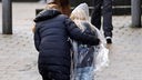 Ein Kind wird nach der Amoktat an der Wilhelm-Dörpfeld-Schule in Wuppertal in den Arm genommen