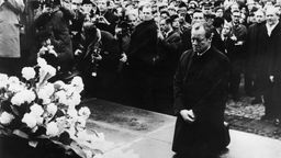 Willy Brandt kniend vor dem Denkmal der Helden des Ghettos in Warschau, hinter ihm eine Menschenmenge