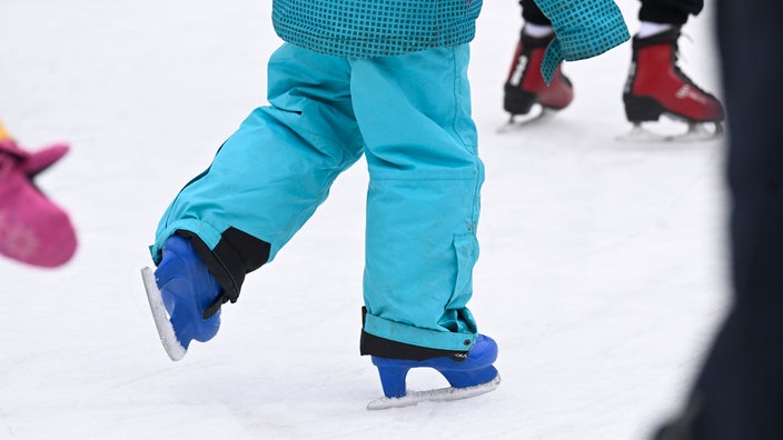 Eisläufer nutzen die kalten Temperaturen für einen Lauf auf der Kunsteisbahn auf dem Neumarkt.