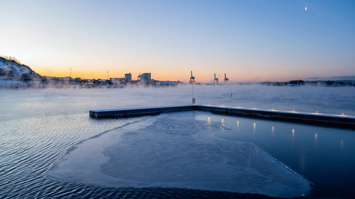 Eine Eisscholle treibt im Hafen von Oslo